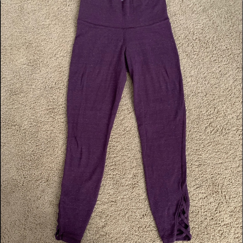 Purple yoga leggings with ankle design